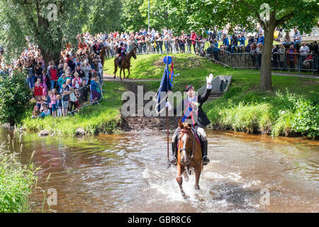 Jedburgh, UK. 8. Juli 2016.    Das Jethart Callant Festival, und gemeinsame Reiten, am 8. Juli 2016 in Jedburgh, Schottland. Callant Gary Hogg an fording Jed Water Auld Major fast 270 montiert-Anhänger nahmen an der feierlichen Fahrt am Morgen.  Bildnachweis: Rob Gray/Alamy Live-Nachrichten Stockfoto