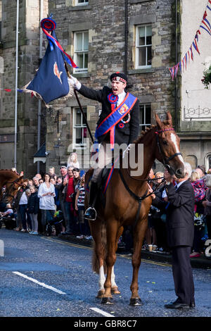 Jedburgh, UK. 8. Juli 2016.    Das Jethart Callant Festival, Festival Day The Jethart Callant Gary Hogg, steht in seiner Aufregung USV und geben der unsterblichen Schlachtruf "Jetharts hier" im Schatten der Jed Abbey, am 8. Juli 2016 in Jedburgh, Schottland. Bildnachweis: Rob Gray/Alamy Live-Nachrichten Stockfoto