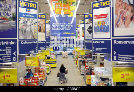 Datei - Datei Bild datiert 9. Mai 2016 zeigt eine Frau schob ihren Einkaufswagen in einem METRO-Cash & Carry-Markt in Dortmund, Deutschland. FOTO: INA FASSBENDER/DPA Stockfoto