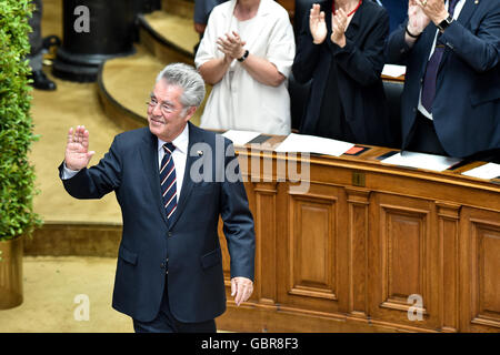 Wien, Österreich. 8. Juli 2016. Österreichs Bundespräsident Heinz Fischer "Wellenlinien" nach seiner Rede anlässlich der Bundesversammlung während seiner Pensionierung Zeremonie in Wien, Österreich, 8. Juli 2016. Bildnachweis: Qian Yi/Xinhua/Alamy Live-Nachrichten Stockfoto