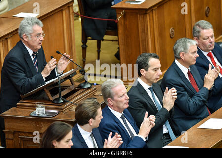 Wien, Österreich. 8. Juli 2016. Österreichs Präsident Heinz Fischer (L) hält eine Rede auf der Bundesversammlung während seiner Pensionierung Zeremonie in Wien, Österreich, 8. Juli 2016. Bildnachweis: Qian Yi/Xinhua/Alamy Live-Nachrichten Stockfoto