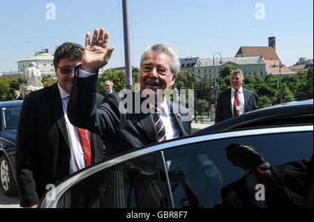 Wien, Österreich. 8. Juli 2016. Österreichs President Heinz Fischer (C) Wellen nach seiner Rede anlässlich der Bundesversammlung während seiner Pensionierung Zeremonie in Wien, Österreich, 8. Juli 2016. Bildnachweis: Qian Yi/Xinhua/Alamy Live-Nachrichten Stockfoto