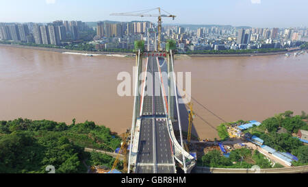 Chongqing. 8. Juli 2016. Foto aufgenommen am 8. Juli 2016 zeigt die Yangtze River Bridge in Jijiang Stadt Jiangjin Bezirk in Chongqing, Südwest-China. Die doppelte 1.897 Meter lange Flugzeug blieb Kabelbrücke mit sechs Bahnen war am Freitag in Betrieb genommen. Bildnachweis: Lei Jiamin/Xinhua/Alamy Live-Nachrichten Stockfoto