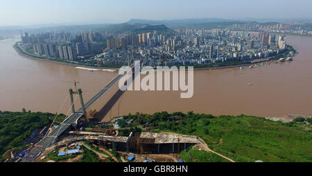 Chongqing. 8. Juli 2016. Foto aufgenommen am 8. Juli 2016 zeigt die Yangtze River Bridge in Jijiang Stadt Jiangjin Bezirk in Chongqing, Südwest-China. Die doppelte 1.897 Meter lange Flugzeug blieb Kabelbrücke mit sechs Bahnen war am Freitag in Betrieb genommen. Bildnachweis: Lei Jiamin/Xinhua/Alamy Live-Nachrichten Stockfoto