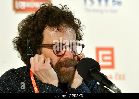 Karlovy Vary, Tschechien. 8. Juli 2016. Preisgekrönte US-Drehbuchautor Charlie Kaufman besucht eine Pressekonferenz auf der 51. internationalen Filmfestival Karlovy Vary in Karlsbad, Tschechische Republik, 8. Juli 2016. © Slavomir Kube es/CTK Foto/Alamy Live-Nachrichten Stockfoto