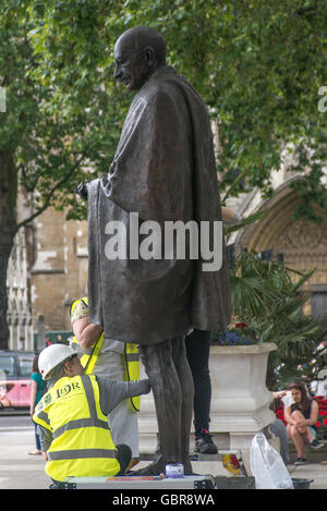 London, UK. 8. Juli 2016. Ein Team von Reiniger arbeitet für die Aufrechterhaltung der Gandhi-Statue am Parliament Square, London, Vereinigtes Königreich 8. Juli 2016 Credit: Alberto Pezzali/Alamy Live News Stockfoto