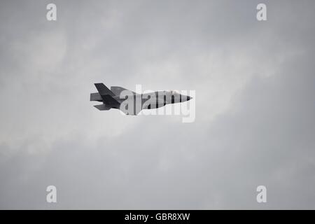 RAF Fairford, Gloucestershire, UK. 8. Juli 2016. Die Red Arrows fliegen mit Großbritanniens neueste Kampfflugzeug Credit: Peter GRAFE/Alamy Live News Stockfoto