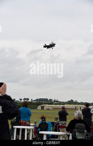 RAF Fairford, Gloucestershire, UK. 8. Juli 2016. Die Red Arrows fliegen mit Großbritanniens neueste Kampfflugzeug Credit: Peter GRAFE/Alamy Live News Stockfoto