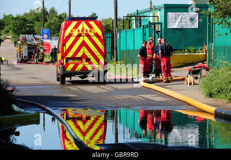 Feuerwehrleute am Brandort in der Fabrik der Warsop Rubber Company in Market Warsop, in der Nähe von Mansfield, während geschätzte 400,000 Reifen brennen. Stockfoto