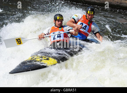 Pavel Hochschorner und Peter Hochschorner auf dem Weg zum Sieg im Kanu-Doppel (C2)-Herrenfinale bei den Europameisterschaften im Slalom in Holme Pierrepont, Nottingham. Stockfoto