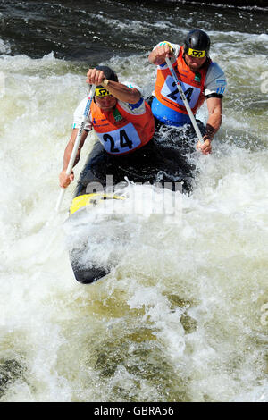 Pavel Hochschorner und Peter Hochschorner auf dem Weg zum Sieg im Kanu-Doppel (C2)-Herrenfinale bei den Europameisterschaften im Slalom in Holme Pierrepont, Nottingham. Stockfoto