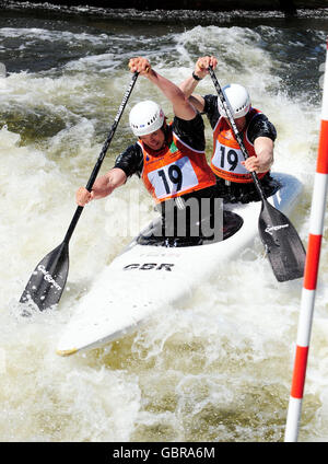 Die Briten Timothy Baillie und Etienne Stott auf dem Weg zur Bronzemedaille im Männer-Finale des Kanudoppeltes (C2) während der Europameisterschaften im Slalom in Holme Pierrepont, Nottingham. Stockfoto