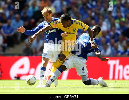 Chelsea's Didier Drogba (Mitte) kämpft mit Everton's um den Ball Phil Neville (links) und Joseph Yobo (rechts) Stockfoto