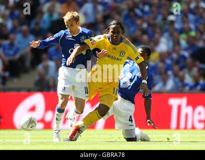 Fußball - FA Cup - Finale - Chelsea gegen Everton - Wembley Stadium. Chelseas Didier Drogba (Mitte) kämpft mit Evertons Phil Neville (links) und Joseph Yobo (rechts) um den Ball Stockfoto