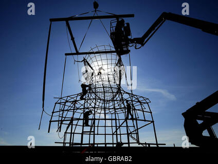 Die in Our Image Skulptur ist bereit, heute in Newton Aycliffe in Position gehoben zu werden. Die Kreation von Joseph Hillier wird den Weg in den Industriekomplex bei Newton Aycliffe dominieren. Stockfoto