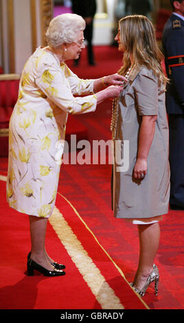 Die Designerin Anya Hindmarch erhält von Queen Elizabeth II während der Investituren am Buckingham Palace einen MBE. Stockfoto