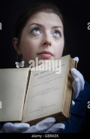 Der Buchspezialist Alex Dove hält eine erste Ausgabe von Charles Darwin's - The Origin of Species, die diesen Monat im Auktionshaus Lyon und Turnbull versteigert wird. Stockfoto