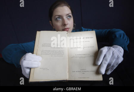 Der Buchspezialist Alex Dove hält eine erste Ausgabe von Charles Darwin's - The Origin of Species, die diesen Monat im Auktionshaus Lyon und Turnbull versteigert wird. Stockfoto