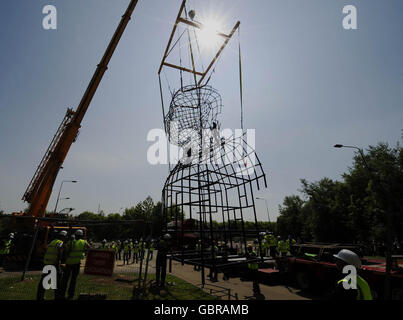 Die in Our Image Skulptur ist bereit, in Newton Aycliffe in Position gehoben zu werden. Die Kreation von Joseph Hillier wird den Weg in den Industriekomplex bei Newton Aycliffe dominieren. Stockfoto