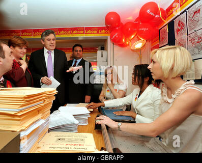 Premierminister Gordon Brown begrüßt heute Nachmittag die Arbeiter der Labour Party im Büro der Abgeordneten Emily Thornberry in Islington, im Norden Londons. Stockfoto