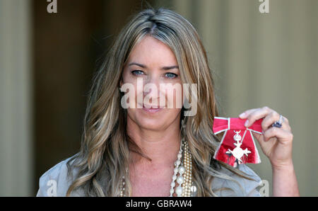 Designerin Anya Hindmarch mit dem MBE erhielt sie früher von Queen Elizabeth II während Investituren am Buckingham Palace. Stockfoto