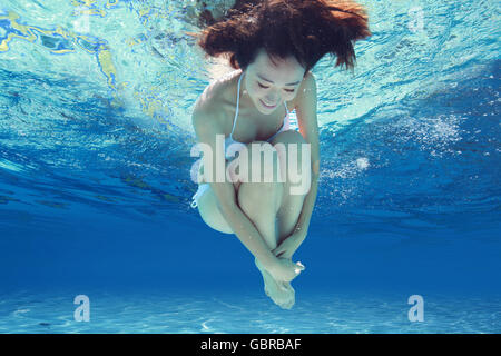 Schöne junge Frauen unter Wasser Stockfoto