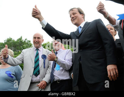 Der konservative Parteivorsitzende David Cameron trifft in Exeter neu gewählte Ratsmitglieder, nachdem die Tories die Kontrolle über den Devon County Council von den Liberaldemokraten übernommen hatten. Stockfoto