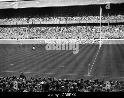 Rugby Union - Five Nations Championship - England gegen Schottland - Twickenham. England erzielte den zweiten Versuch beim Calcutta Cup Spiel gegen Schottland in Twickenham. Stockfoto