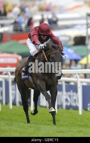 Sariska mit Jamie Spencer gewinnt die Investec Oaks beim Investec Ladies Day auf der Epsom Racecourse, London. Stockfoto