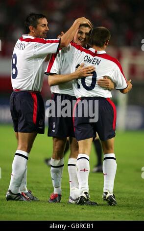 Der Engländer Steven Gerrard (c) feiert den zweiten Treffer Österreich mit Frank Lampard (l) und Michael Owen (r) Stockfoto