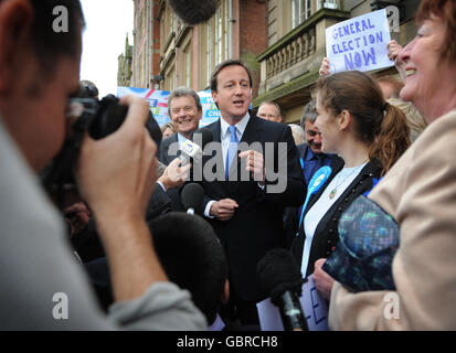 Tory-Chef David Cameron trifft heute in Preston neu gewählte Ratsmitglieder. Stockfoto