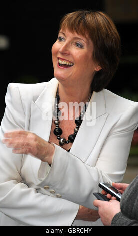 Harriet Harman, stellvertretende Vorsitzende der Labour Party, wird vom BBC News-Korrespondenten Huw Edwards in der Downing Street, London, interviewt. Stockfoto