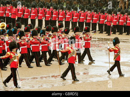 Ein Teil der massierten Gardenbands spielt während der Trooping the Color Probenparade einen kurzen marsch auf die Horse Guards im Zentrum von London. Stockfoto