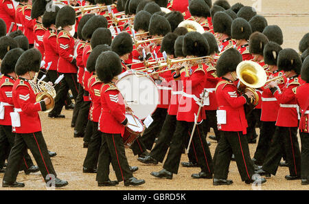 Ein Teil der massierten Gardenbands spielt während der Trooping the Color Probenparade einen kurzen marsch auf die Horse Guards im Zentrum von London. Stockfoto