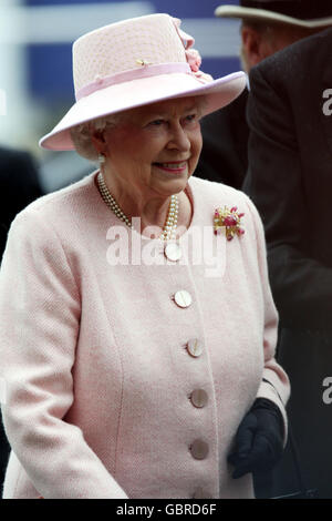 Ihre Majestät Königin Elizabeth II. Kommt zum Investec Derby Day auf der Epsom Racecourse in London an. Stockfoto