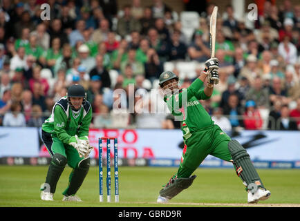 Cricket - ICC World Twenty20 Cup 2009 - Gruppe A - Bangladesch / Irland - Trent Bridge. Der bangladeschische Mashrafe Mortaza trifft sich während des ICC World Twenty20-Spiels in Trent Bridge, Nottingham. Stockfoto