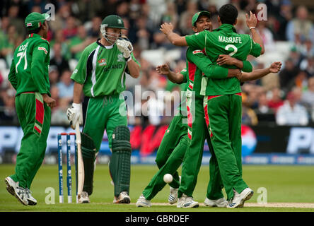 Bangladesh Mashrafe Mortaza feiert mit Teamkollegen, nachdem er Irlands Jeremy Bray während des ICC World Twenty20-Spiels in Trent Bridge, Nottingham, abgesetzt hat. Stockfoto