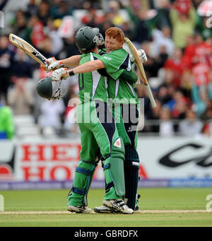 Irlands Kevin O'Brien (rechts) feiert mit John Mooney nach dem Treffer Der Sieg läuft gegen Bangladesch Stockfoto