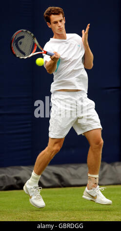 Tennis - AEGON Championships - erster Tag - The Queen's Club. Der Brite Andy Murray während einer Trainingseinheit am ersten Tag der AEGON Championships im Queen's Club, London. Stockfoto