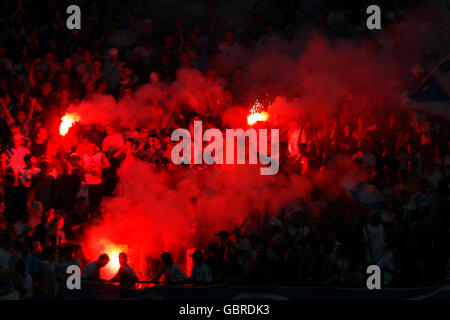 Fußball - Französische Premiere Division - Olympique Marseille gegen Metz. Die Fans von Olympique Marseille lassen Flares los Stockfoto