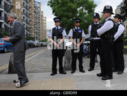 Innenminister Alan Johnson, links, während eines Treffens mit Polizeibeamten auf dem Churchill Gardens Estate in London. Stockfoto