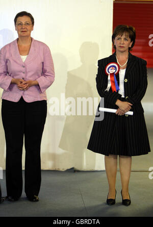 Barbara De Brun, links, von Sinn Fein und Diane Dodds, rechts, von der Demokratischen Unionistischen Partei, die sich weigerten, sich die Hände zu schütteln, nachdem sie im Count Center in Kings Hall, Belfast, zum Abgeordneten gewählt wurden. Stockfoto