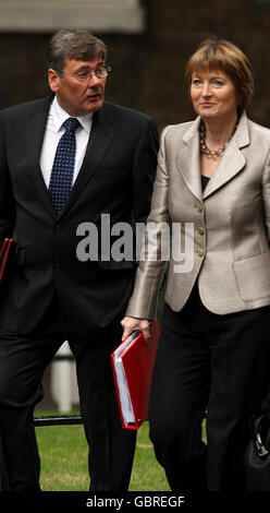 Die stellvertretende Vorsitzende Harriet Harman und Verteidigungsminister Bob Ainsworth kommen in der Downing Street an, um an der ersten Kabinettssitzung seit der Umbildung nach den Wahlen in der vergangenen Woche teilzunehmen. Stockfoto