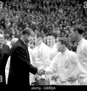 S.H. der Herzog von Edinburgh schüttelt die Hände mit Leeds United Billy Bremner (zweite R) Vor dem Spiel als Leeds' Jack Charlton (r) und Jim Storrie (dritte r) schaut auf Stockfoto