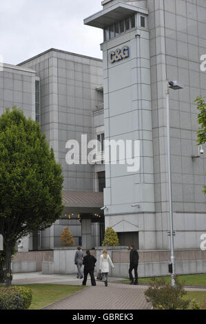 Die Leute machen ihren Weg in die Arbeit in der Cheltenham & Gloucester Zentrale auf Barnett Way, Gloucester. Stockfoto