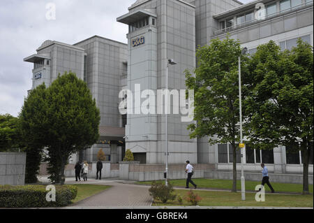 Lloyds, um die Zweigstellen von Cheltenham & Gloucester zu schließen. Die Leute kommen in die Arbeit im Cheltenham & Gloucester Hauptquartier am Barnett Way, Gloucester. Stockfoto