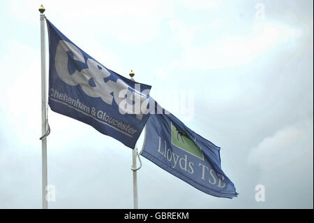 Eine allgemeine Ansicht der Cheltenham & Gloucester und Lloyds TSB Flaggen vor dem Hauptquartier auf Barnett Way, Gloucester. Stockfoto