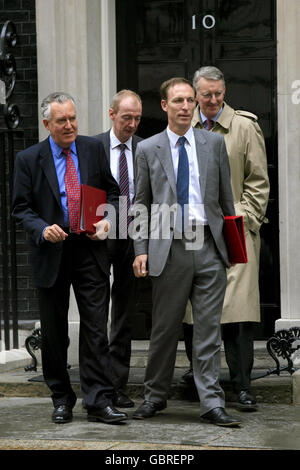 (Von links nach rechts) Welsh Secretary Peter Hain, Business Minister Pat McFadden, Minister für Europa Jim Murphy und Minister für Umwelt, Ernährung und ländliche Angelegenheiten, Hilary Benn, verlassen 10 Downing Street nach der ersten Kabinettssitzung seit der Umbildung. Stockfoto