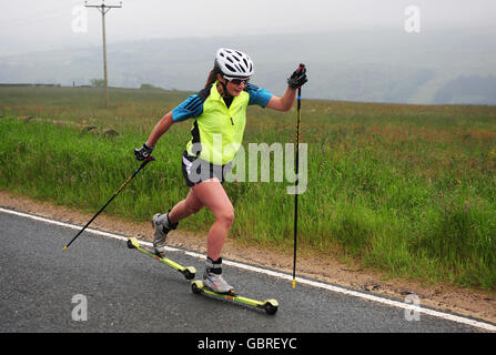 Großbritanniens olympische Hoffnung Fiona Hughes praktiziert auf den Pennine Moorstraßen in der Nähe von Huddersfield, West Yorkshire, wo sie jeden Tag auf Rollskiern trainiert, um sich auf das Langlaufevent der Olympischen Winterspiele vorzubereiten. Stockfoto