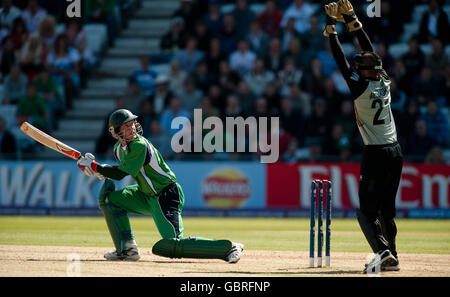 Cricket - ICC World Twenty20 Cup 2009 - Super Eights - Gruppe F - Irland - Neuseeland - Trent Bridge. Irlands John Mooney schlägt während des ICC World Twenty20 Super Eights-Spiels in Trent Bridge, Nottingham. Stockfoto